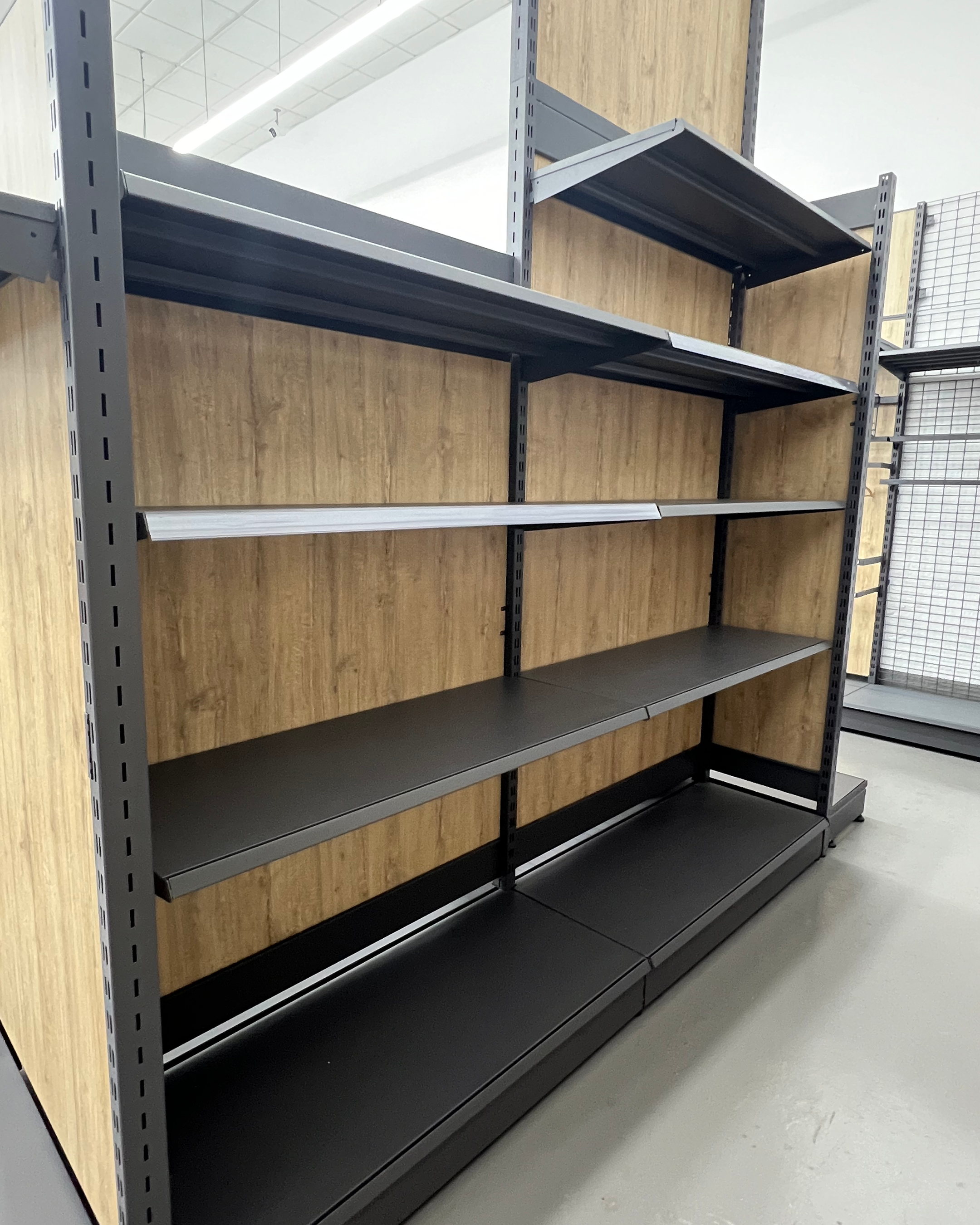 Estantería central de metal con fondo madera